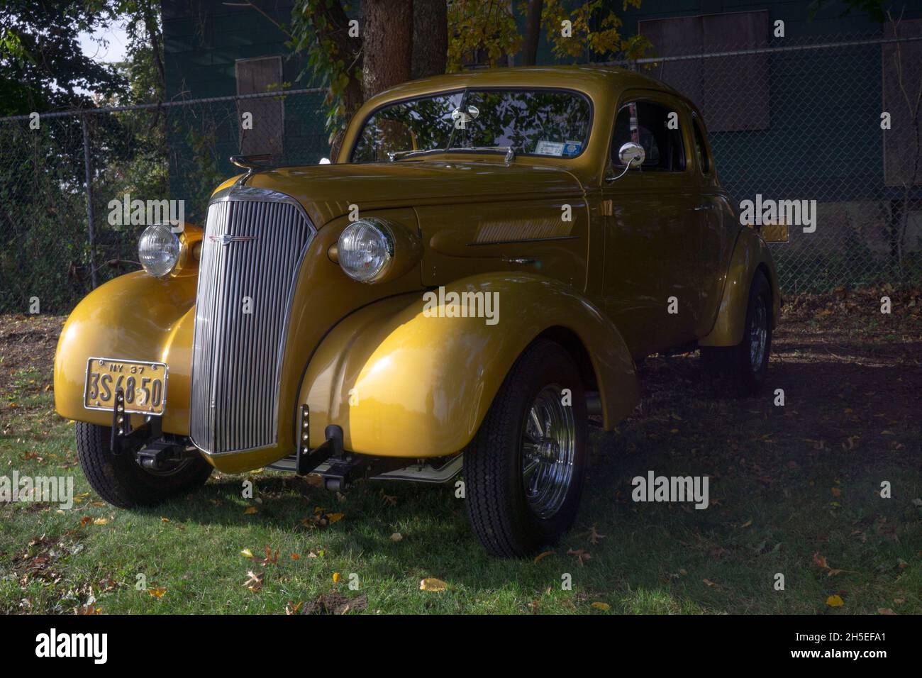 Un 2 antiguo turismo Chevrolet de 1937 puertas aparcado fuera de la Sociedad Histórica de Bayside en Queens en un show de autos antiguos. Foto de stock