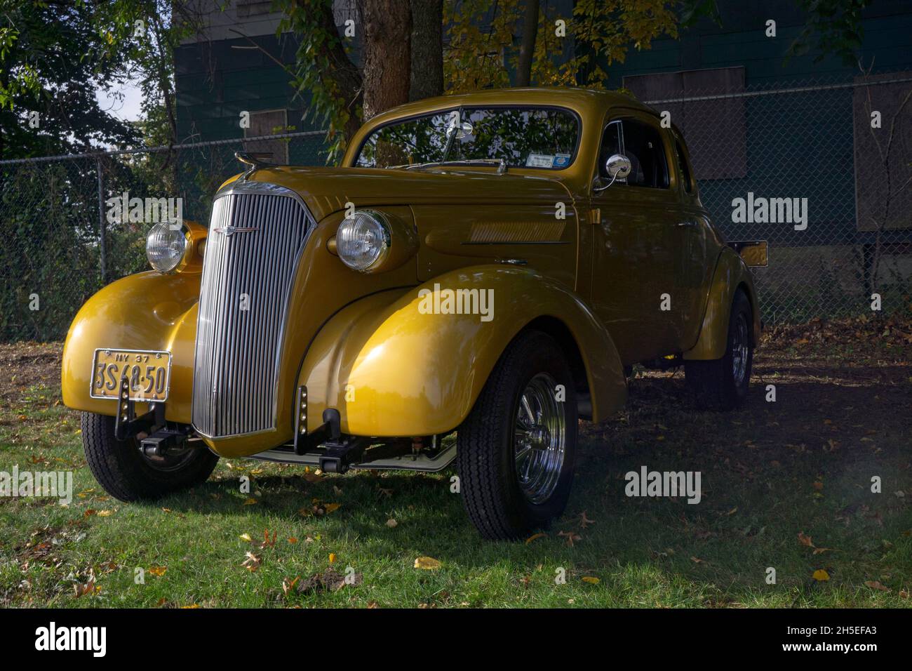 Un 2 antiguo turismo Chevrolet de 1937 puertas aparcado fuera de la Sociedad Histórica de Bayside en Queens en un show de autos antiguos. Foto de stock