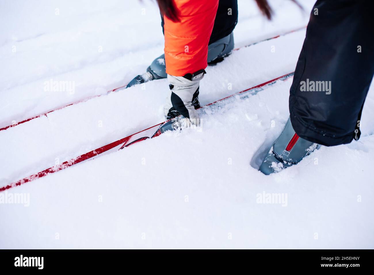 El hombre muestra botas de esquí o snowboard en tienda de deportes