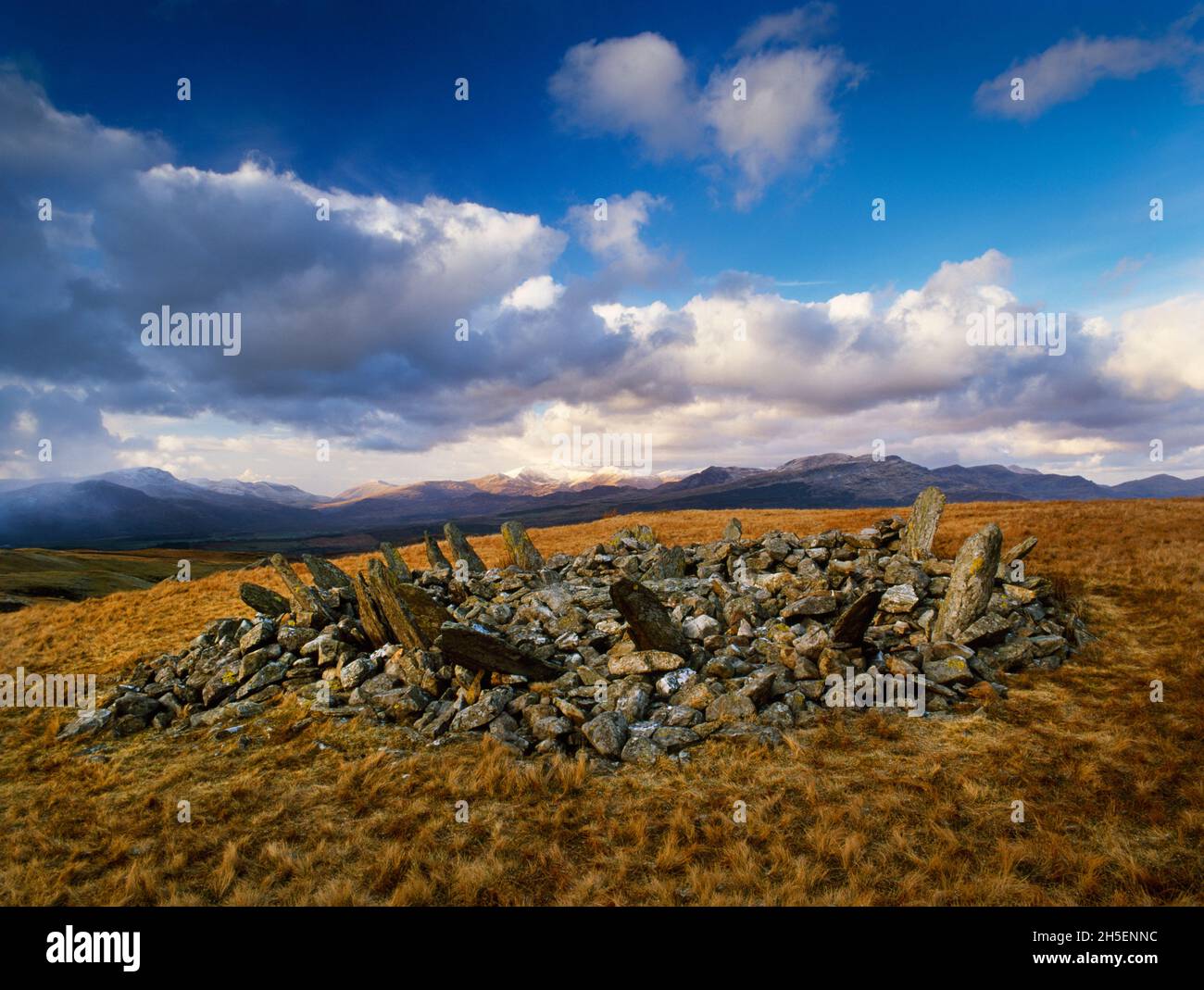 Ver NNW de Bryn Cader Faner, Gwynedd, Gales, Reino Unido: Un cairn redondo de la Edad de Bronce con un anillo de 'rayos' - piedras altas, finas anguladas - proyectando hacia fuera. Foto de stock