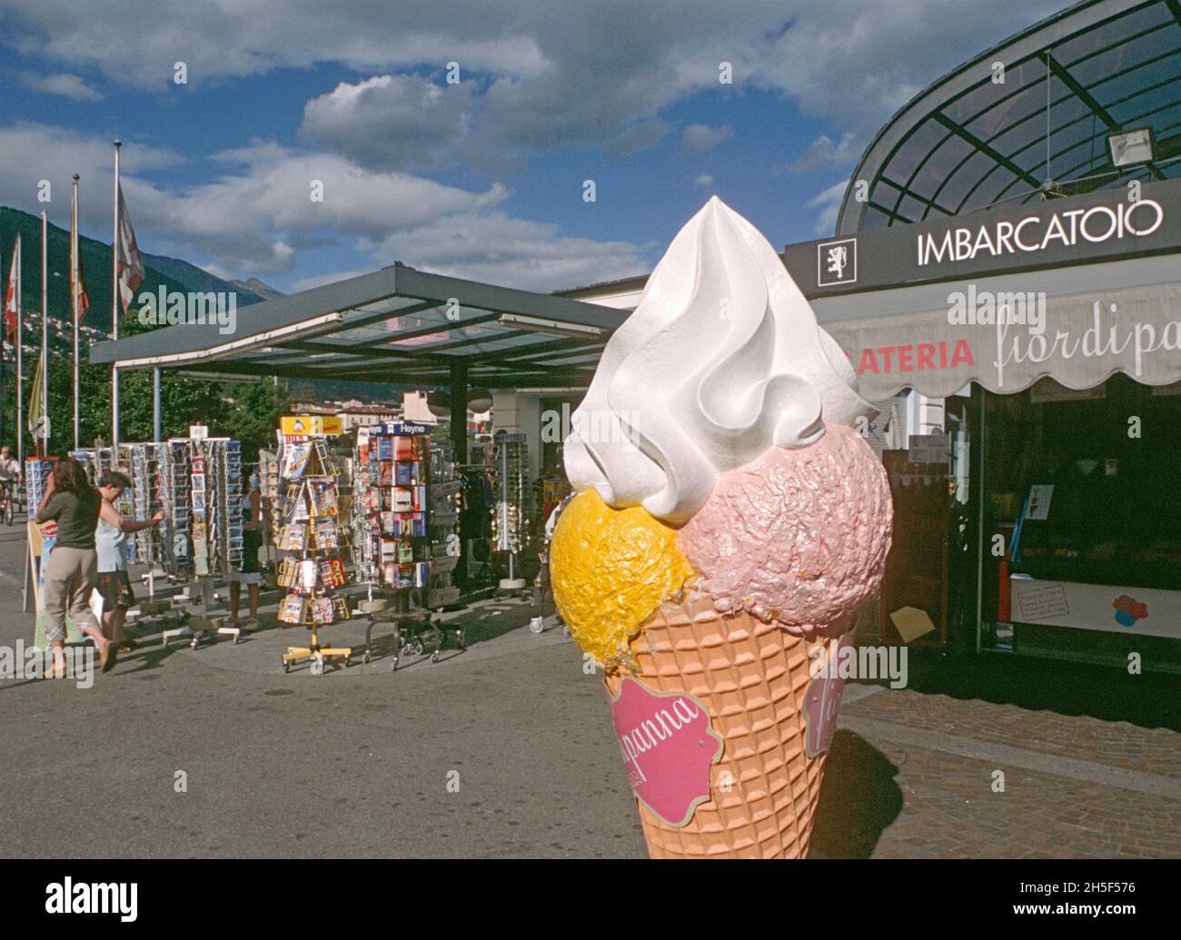 Cono de helado gigante en el paseo marítimo de Locarno, Cantón Ticino, Suiza Foto de stock