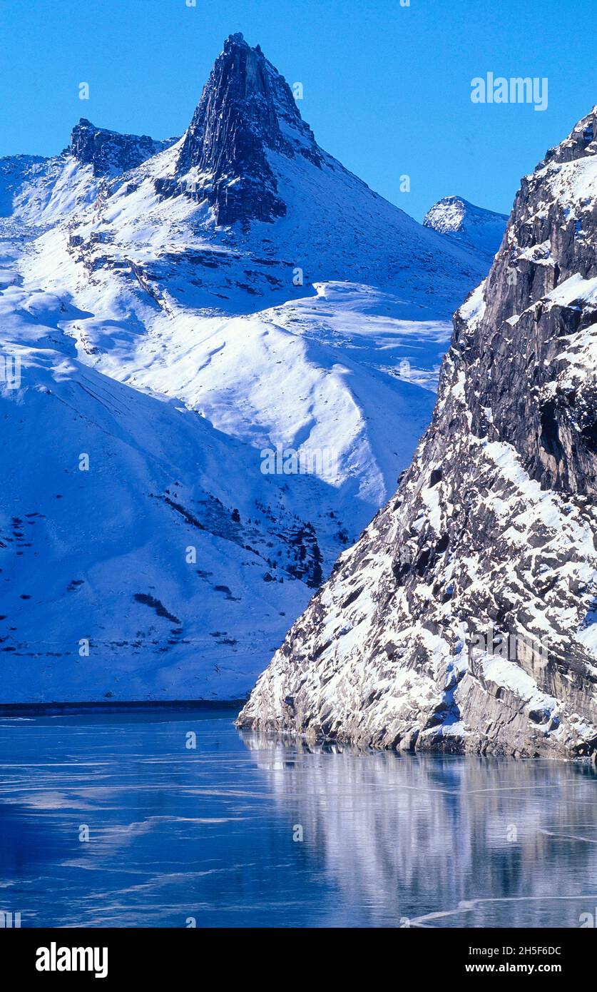Zervreilasee, lago de montaña, presa, congelado, Zervreilahorn, Montaña, invierno, nieve, Cantón de Graubünden, Suiza Foto de stock