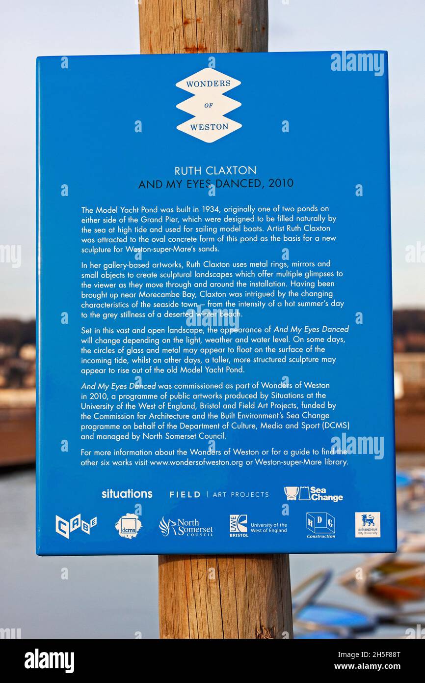 La obra de arte de Ruth Claxton 'Y mis ojos bailaron' en Weston-super-Mare, Reino Unido, el 16 de noviembre de 2010. La obra de arte, que fue instalada en un estanque modelo de barcos en la playa, era parte de las Maravillas de Weston, una serie de obras de arte públicas encargadas como parte del programa de cambio de mar del gobierno. El gráfico se ha eliminado desde entonces. Foto de stock