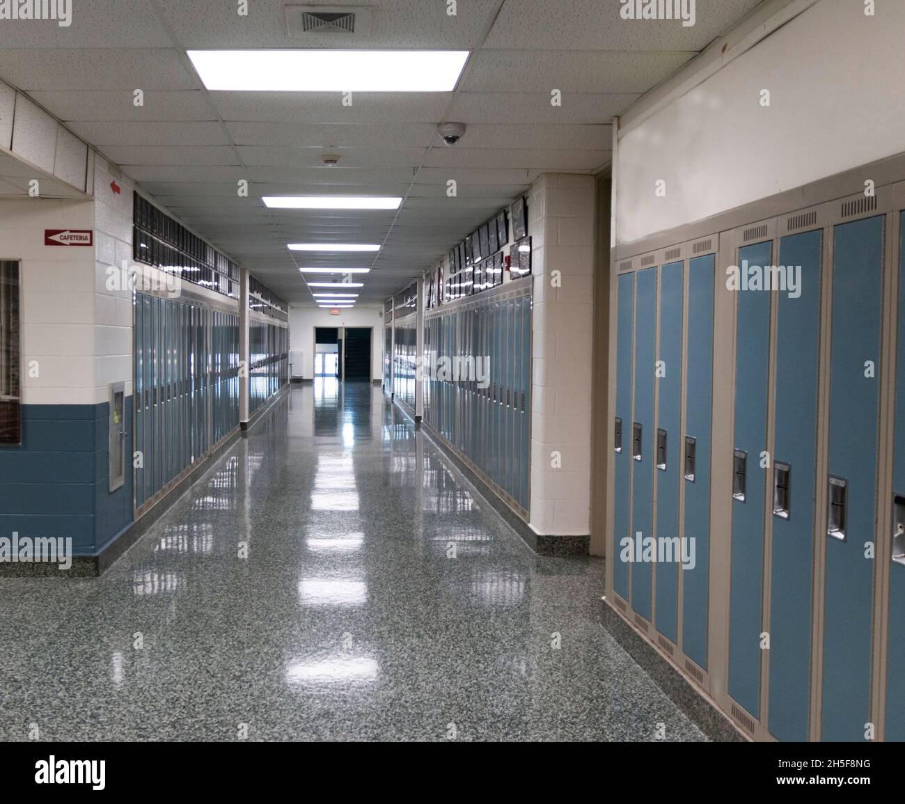 Dentro de y American High School mirando hacia abajo un pasillo alineado con armarios. Foto de stock