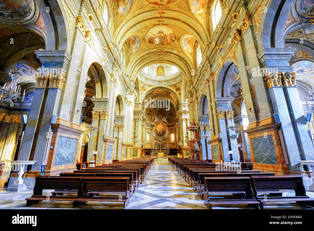 Nave central y ábside de la Catedral de Santa María, San Juvenil en Fossano, Provincia di Cuneo, Italia. el campanario, sin embargo, data de 15th Foto de stock