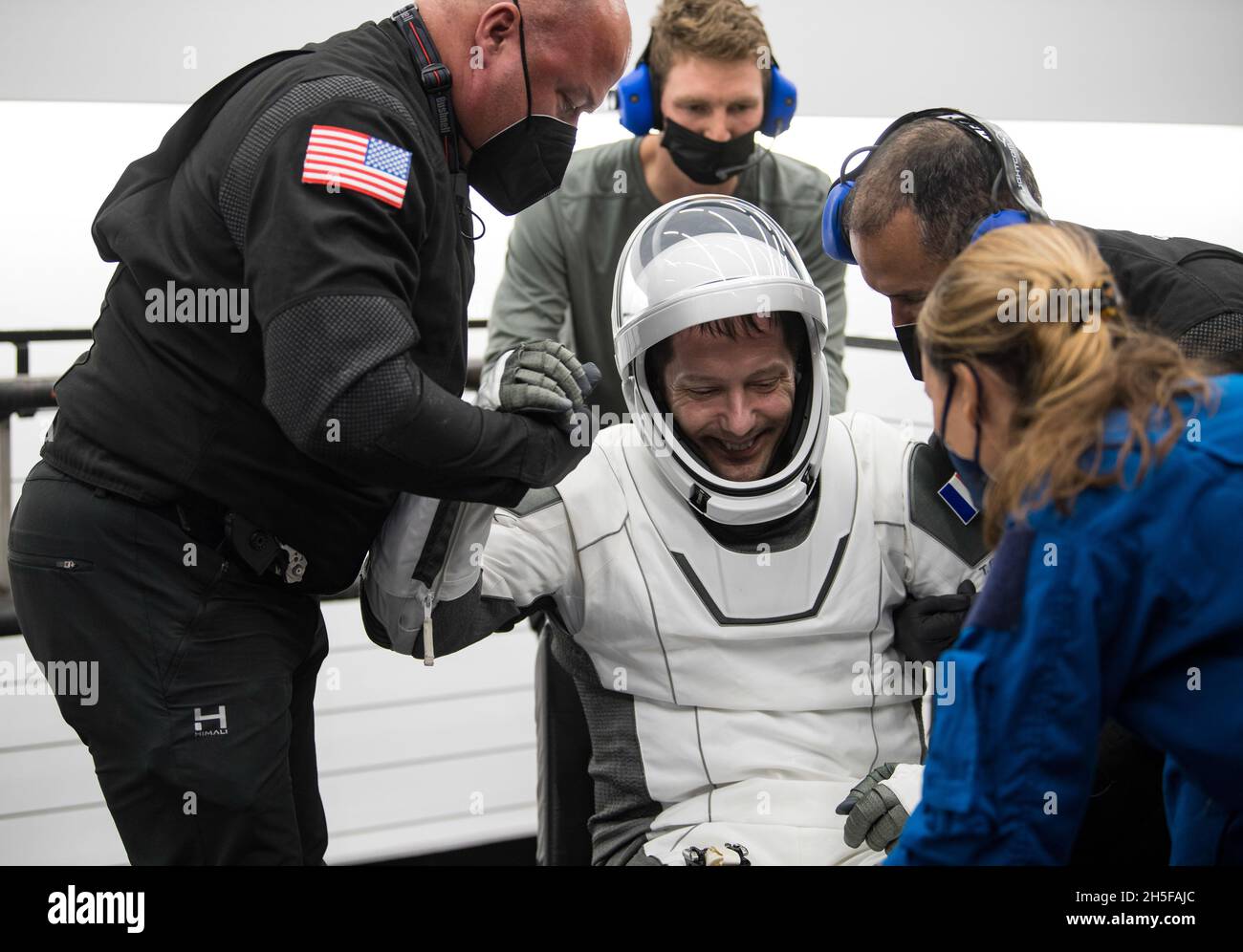 Pensecola, Estados Unidos de América. 08th Nov, 2021. Pensecola, Estados Unidos de América. 08 de noviembre de 2021. El astronauta de la Agencia Espacial Europea, Thomas Pesquet, se espera de la nave espacial SpaceX Crew Dragon Endeavour después de la caída en el Golfo de México el 8 de noviembre de 2021 frente a la costa de Pensecola, Florida. La cápsula transportó a los astronautas de SpaceX Crew-2 de la NASA, Shane Kimbrough, Megan McArthur, Aki Hoshide, astronauta de la JAXA, y Thomas Pesquet, astronauta de la ESA, desde la Estación Espacial Internacional. Crédito: Aubrey Gemignani/NASA/Alamy Live News Foto de stock