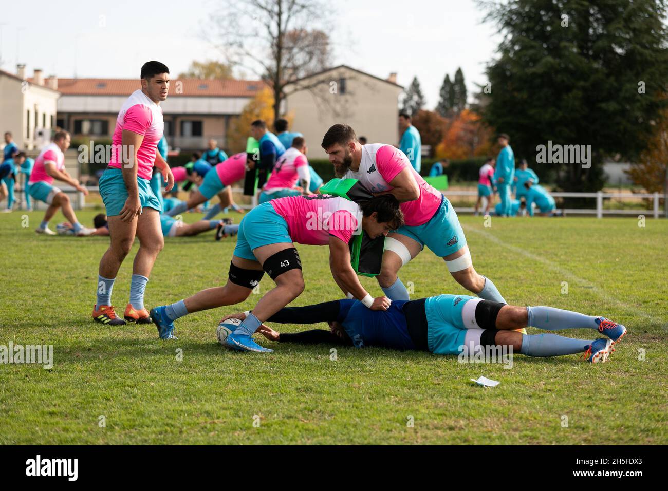 TREVISO, ITA. NOV 9th Joaquín Oviedo (LL) Santiago Grondona (L) Marcos  Kremer (R) durante la sesión de entrenamiento de Los Pumas antes de su  internacional de otoño en el Stadio Comunale di