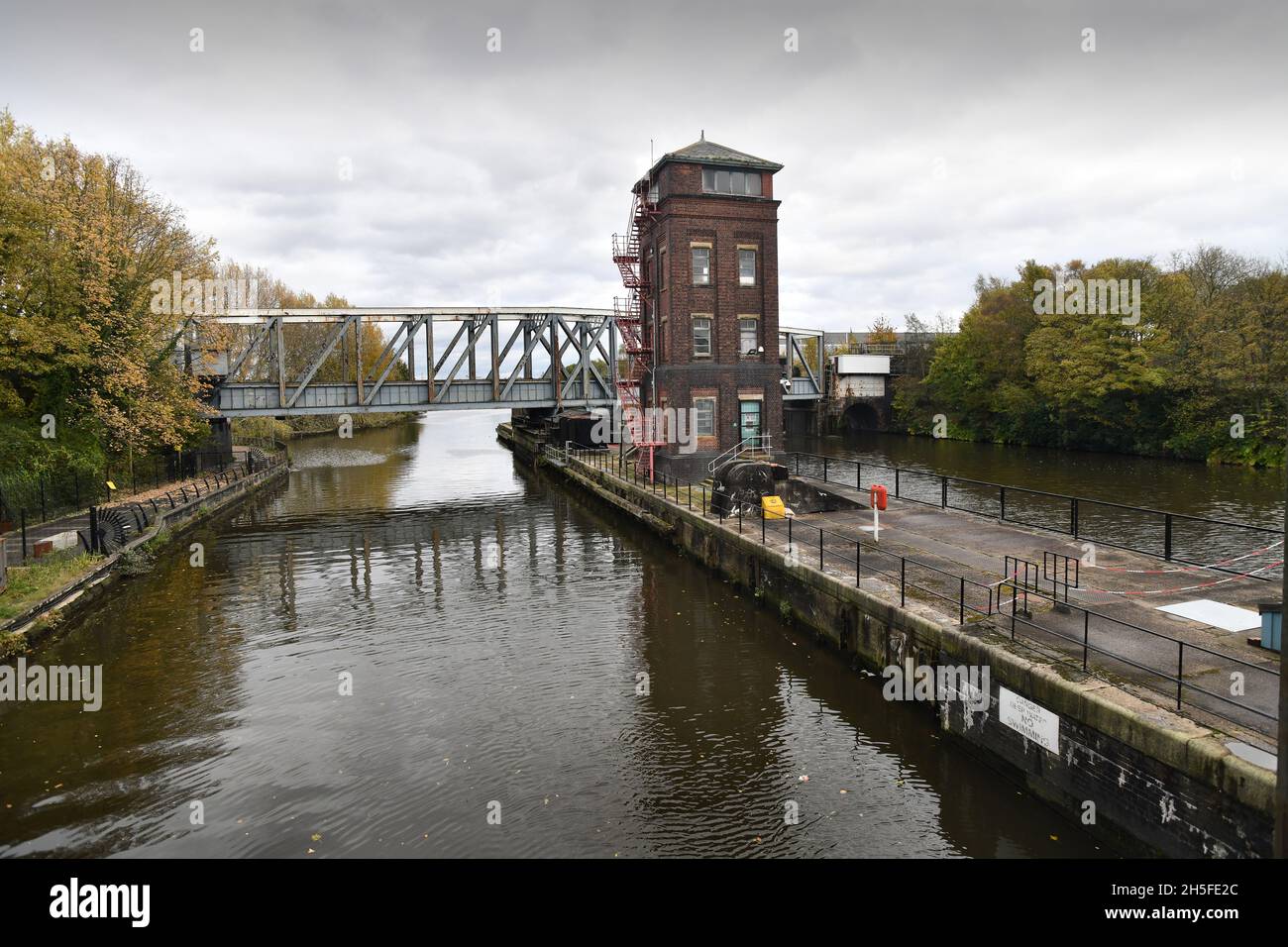 El Acueducto Barton Swing Un acueducto navegable movible que lleva el Canal Bridgewater a través del Canal Manchester Ship en Barton upon Irwell, Grande Foto de stock