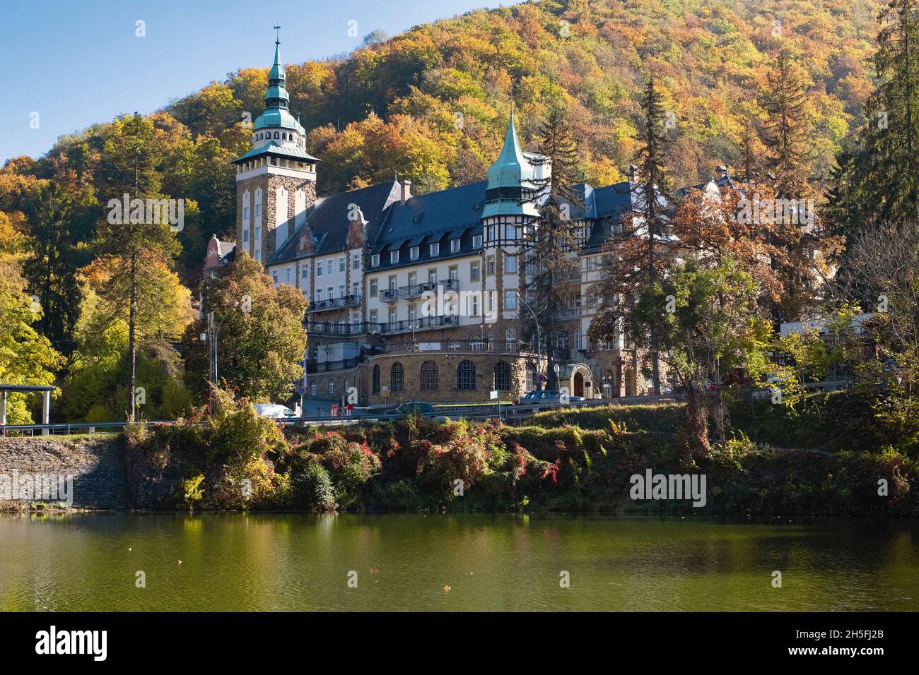 Vista del Palace Hotel en otoño, Lillafüred, Hungría Foto de stock