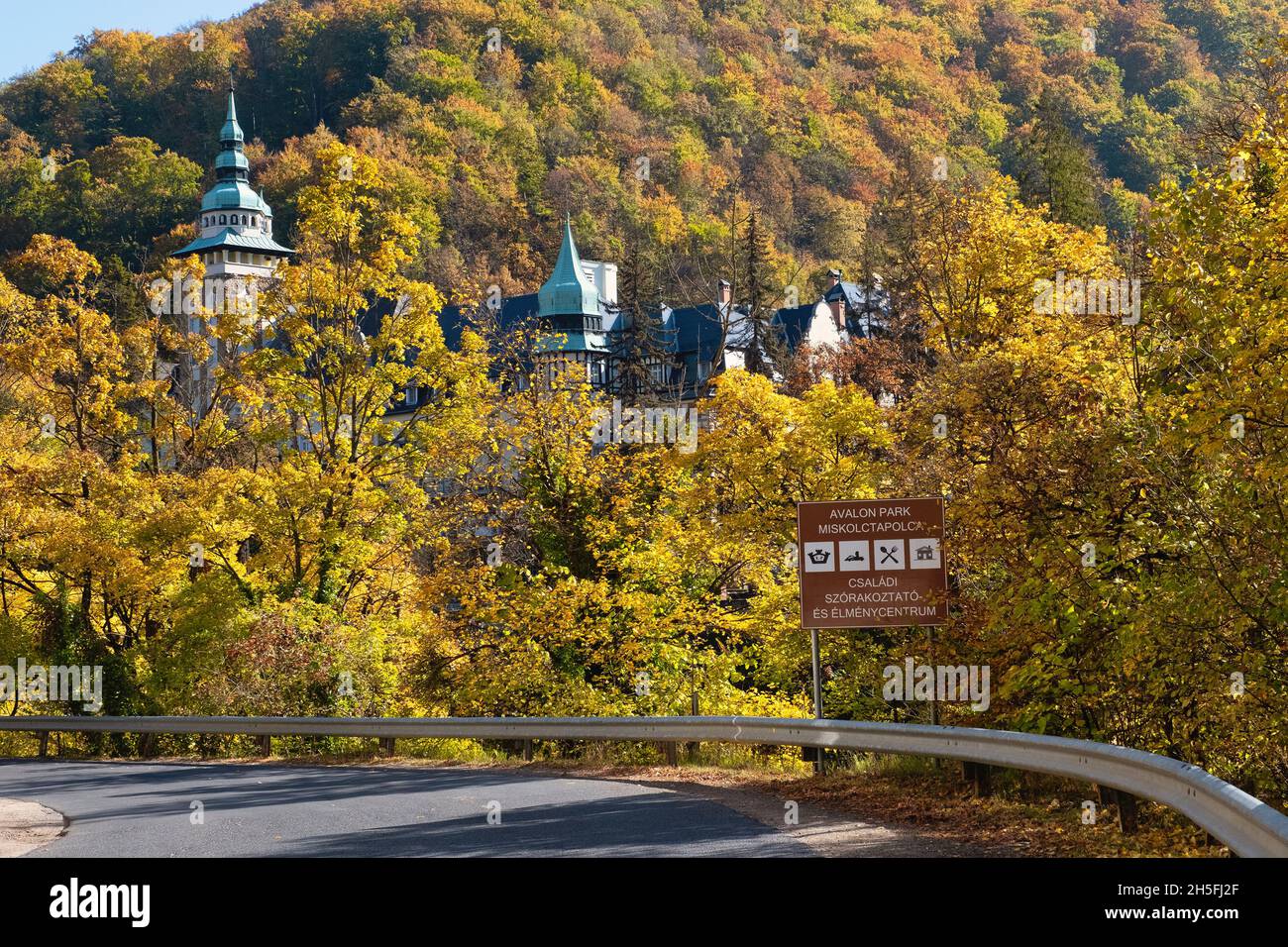 Vista del Palace Hotel en otoño, Lillafüred, Hungría Foto de stock
