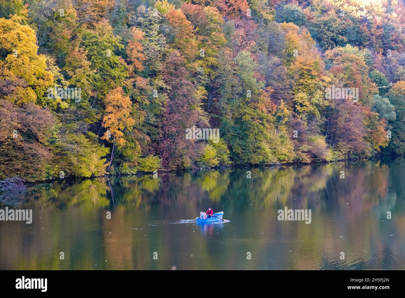 Un bote de remos en el lago Hámori en otoño, Lillafüred, Hungría Foto de stock