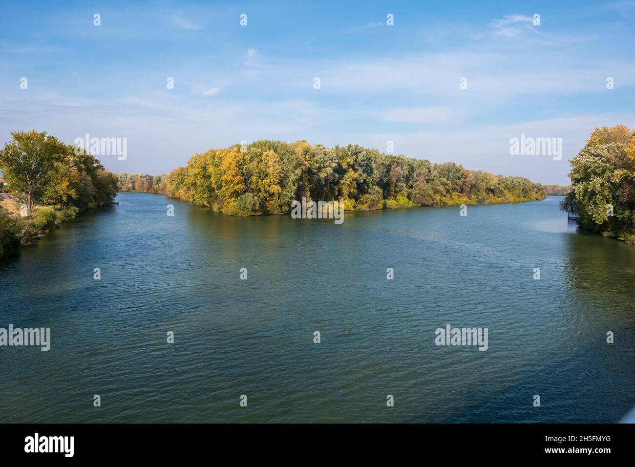 El punto donde se encuentran el río Tisza y el río Bodrog, en un soleado día de otoño. Tokaj, Hungría Foto de stock