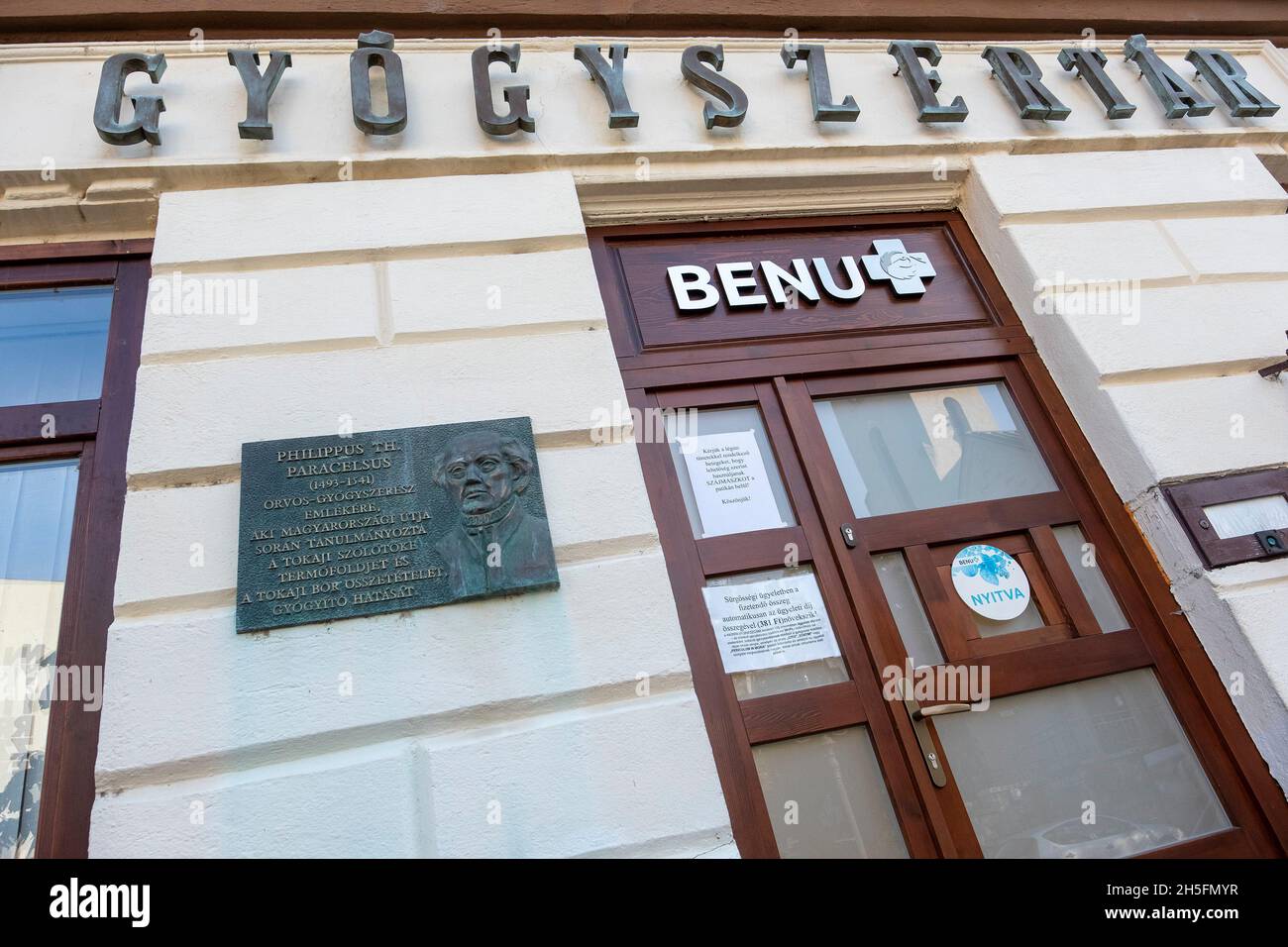 Una placa con retrato de Paracelso en la pared de Paracelso Pharmacy en el centro de Tokaj, Hungría Foto de stock