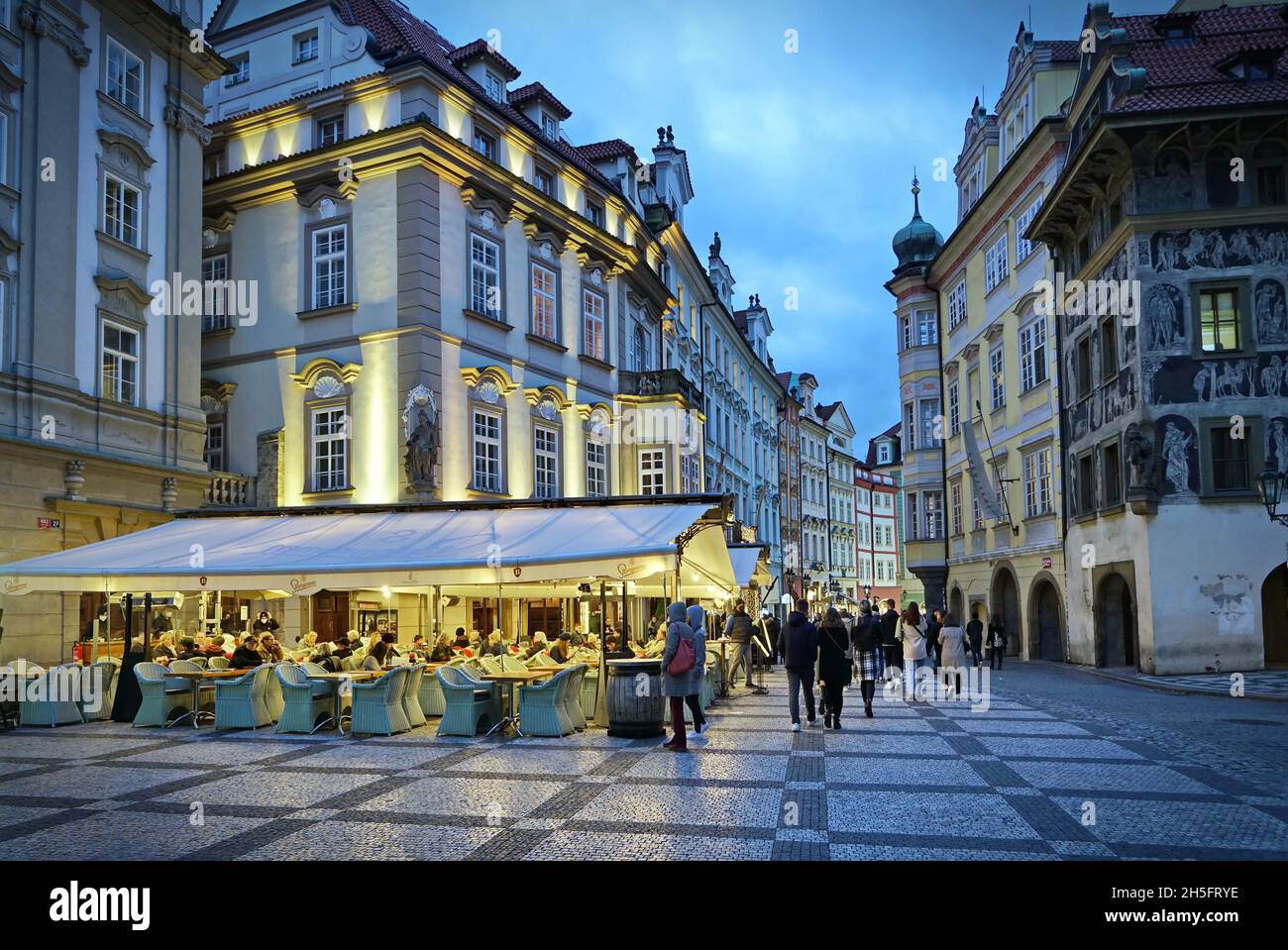 Una escena callejera en el centro de Praga con terrazas restaurante PRAGA, REPÚBLICA CHECA, OCTUBRE de 2021 Foto de stock