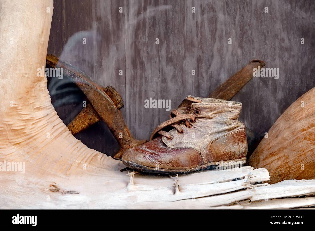 Zapatos de madera con cuero de recortar 45 gr. Zapatos de madera con cuero de recortar 45 gr.