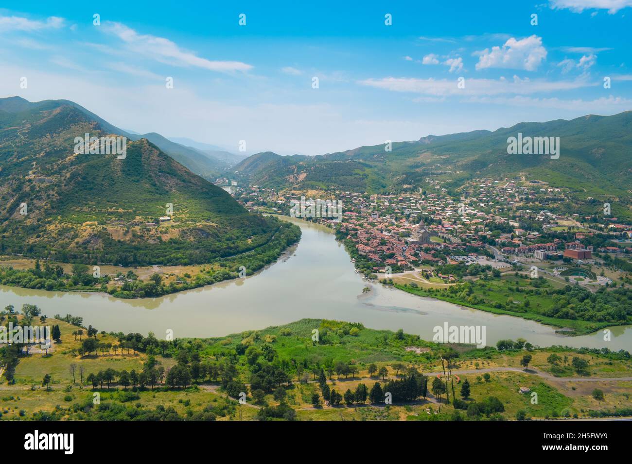 La vista superior de Mtskheta, Georgia. La ciudad histórica se encuentra en la confluencia de los ríos Mtkvari y Aragvi. Paisaje georgiano con cielo azul por encima Foto de stock