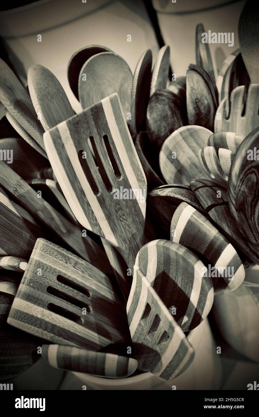 Espátulas de madera, tenedores y cucharas a la venta en casa buena tienda en Nueva York Foto de stock