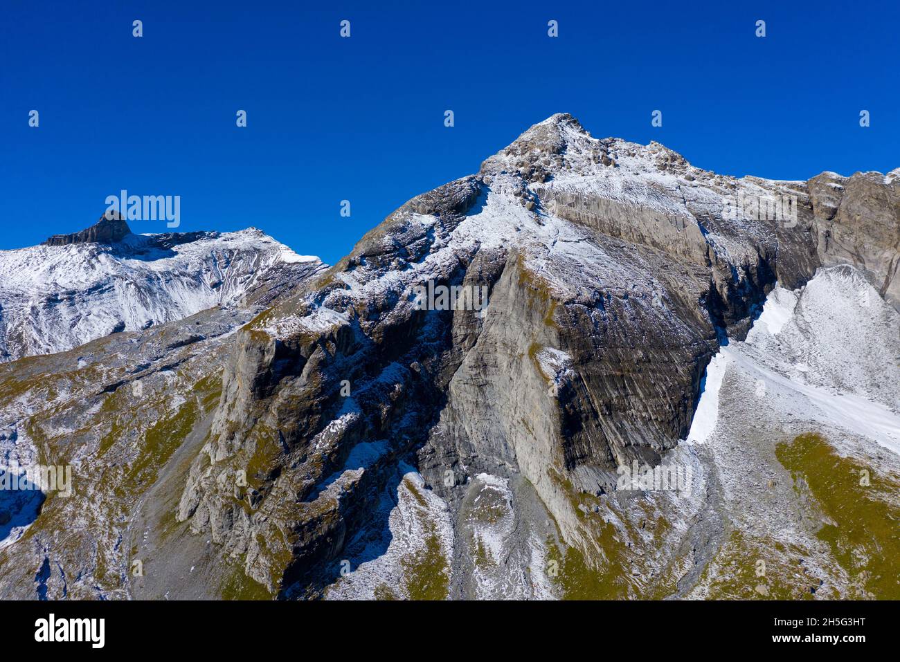 Cumbres Tete Seri, a la izquierda, y Dent Favre, cabeza de valle de la pradera alpina de Bougnonne, Alpes berneses, Ovronnaz, Valais, Suiza Foto de stock