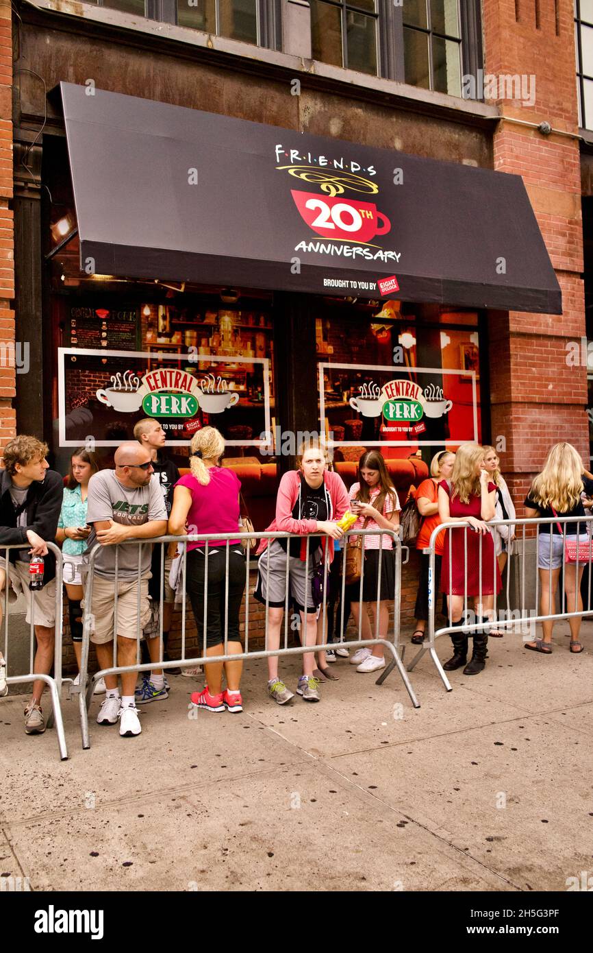 Fans en el Friends 20th Anniversary Popup en el barrio SoHo en la ciudad de Nueva York Foto de stock