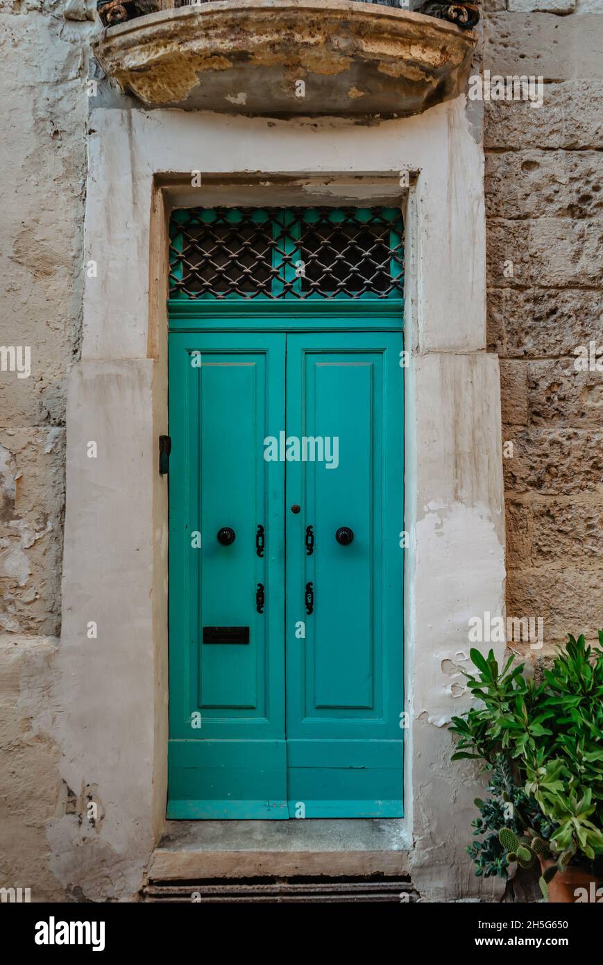 Malta es el hogar de puertas increíblemente únicas.Tradicional puerta  maltesa colorida en Valletta.Puerta delantera a la casa de Malta.Blue puerta  de madera turquesa y st Fotografía de stock - Alamy