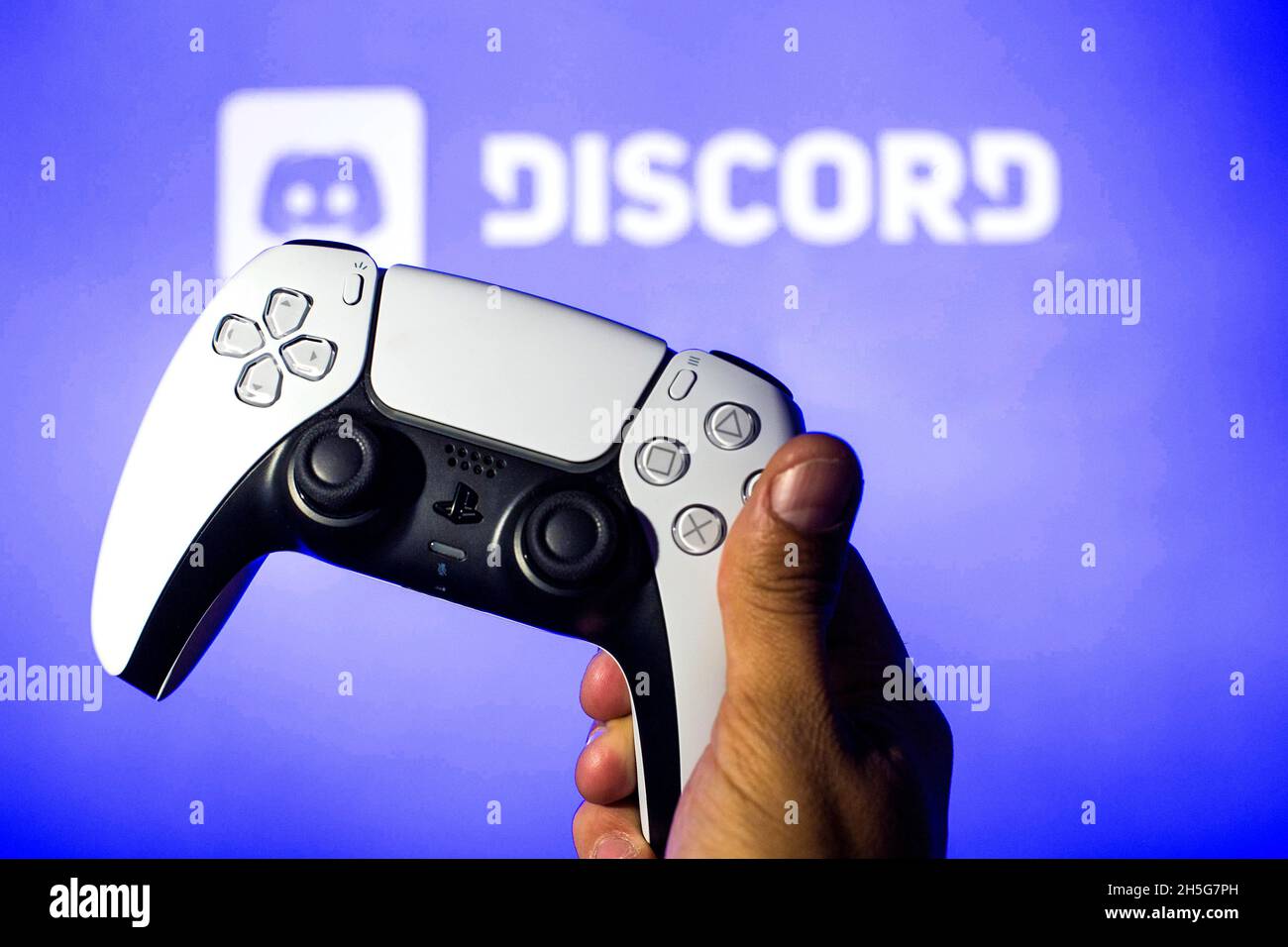 En esta ilustración de la foto, un mando de PlayStation 5 visto con un  logotipo Discord en el fondo. (Foto de Thiago Prudencio / SOPA Images/Sipa  USA Fotografía de stock - Alamy