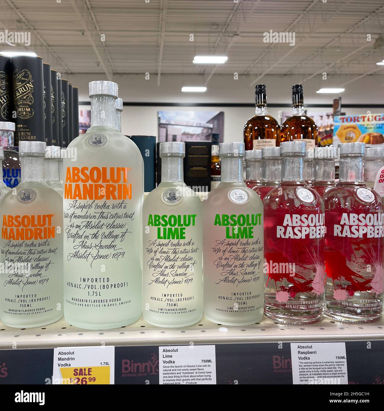 Una muestra de botellas de Vodka Absolut con sabor a bokeh de fondo en una  tienda Binneys Liqour en Springfield, Illinois Fotografía de stock - Alamy
