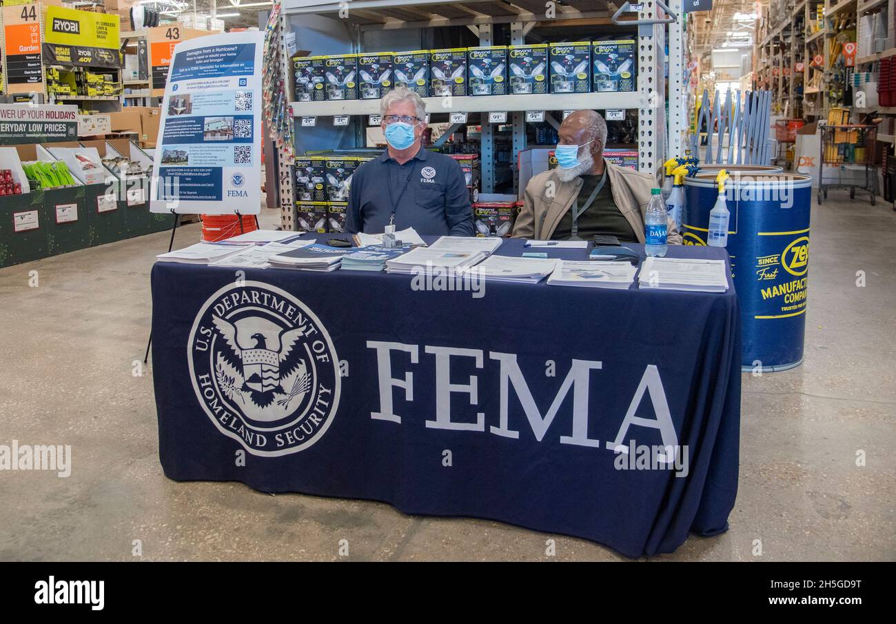 Nueva Orleans, Estados Unidos de América. 08 de noviembre de 2021. Un especialista de Asistencia para sobrevivientes de desastres de FEMA ofrece un servicio público en el Home Depot para asistir a los sobrevivientes del huracán Ida el 8 de noviembre de 2021 en Nueva Orleans, Louisiana. Crédito: Patsy Lynch/FEMA/Alamy Live News Foto de stock