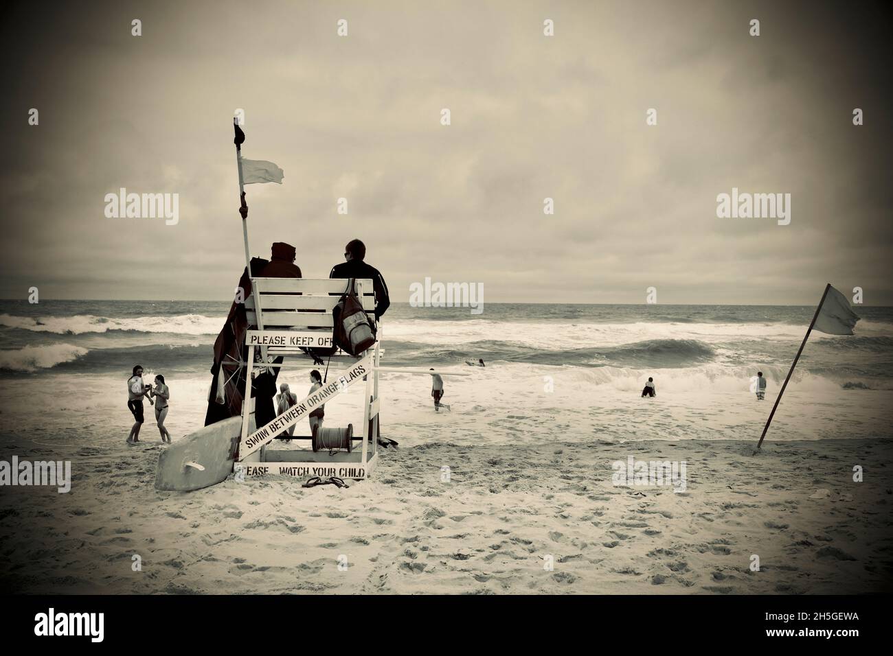 Dos salvavidas se sientan en una silla de playa de madera alta mirando a  los nadadores en la playa en Long Beach Island, NJ, Estados Unidos  Fotografía de stock - Alamy