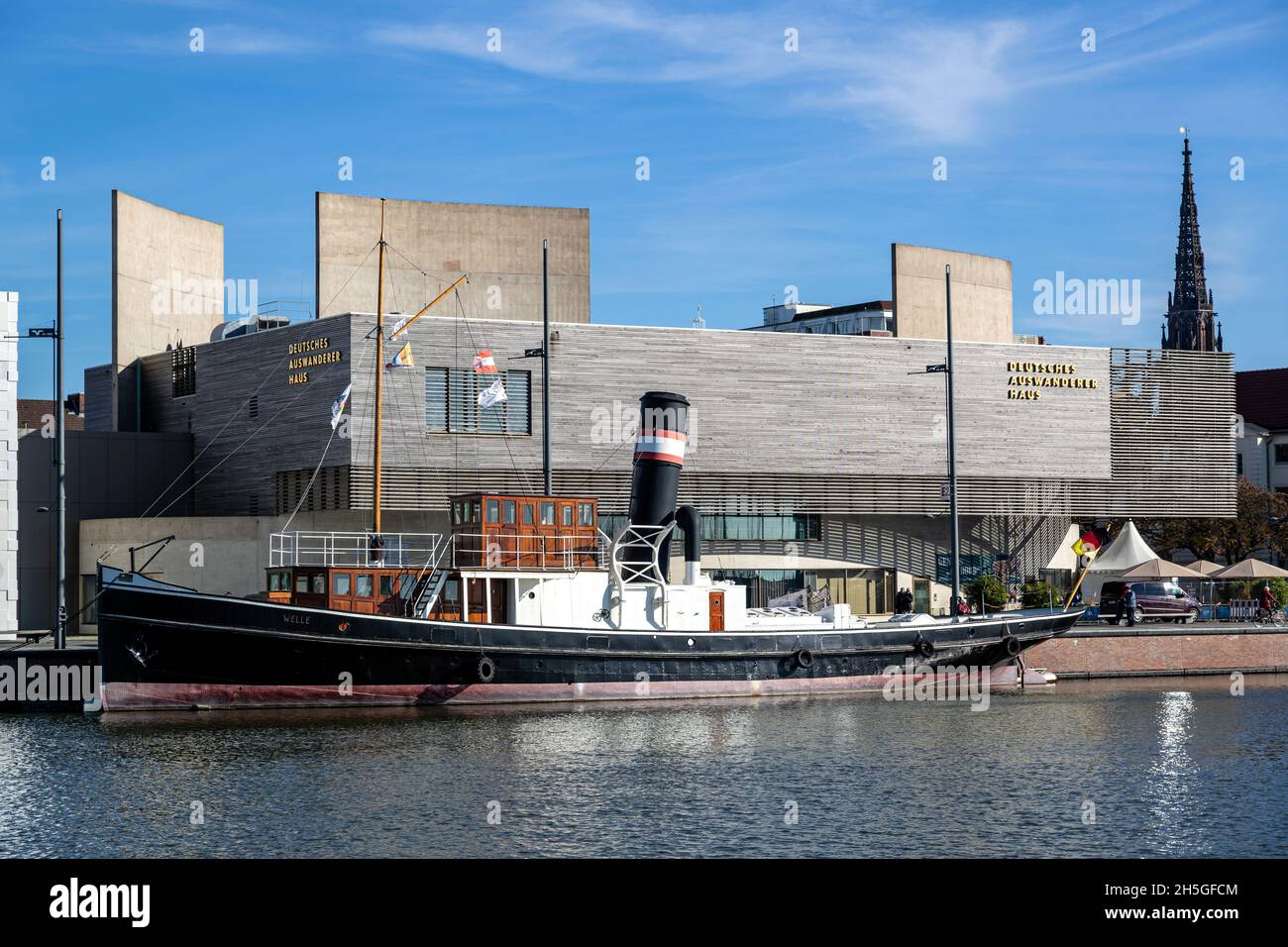 steamboat WELLE en el puerto de Bremerhaven frente al Centro Alemán de Emigración Foto de stock