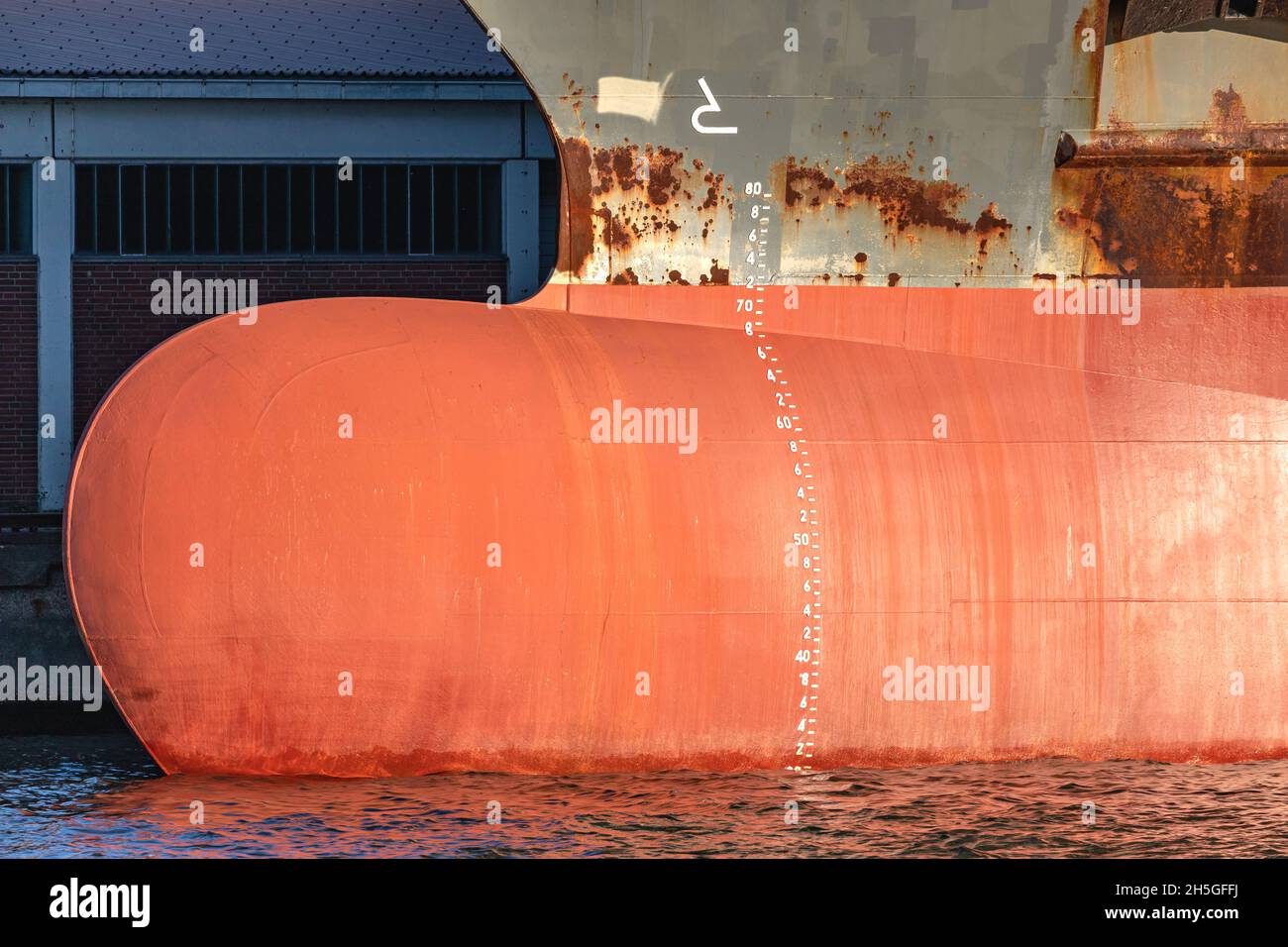 arco bulboso de un carguero oceanero Foto de stock