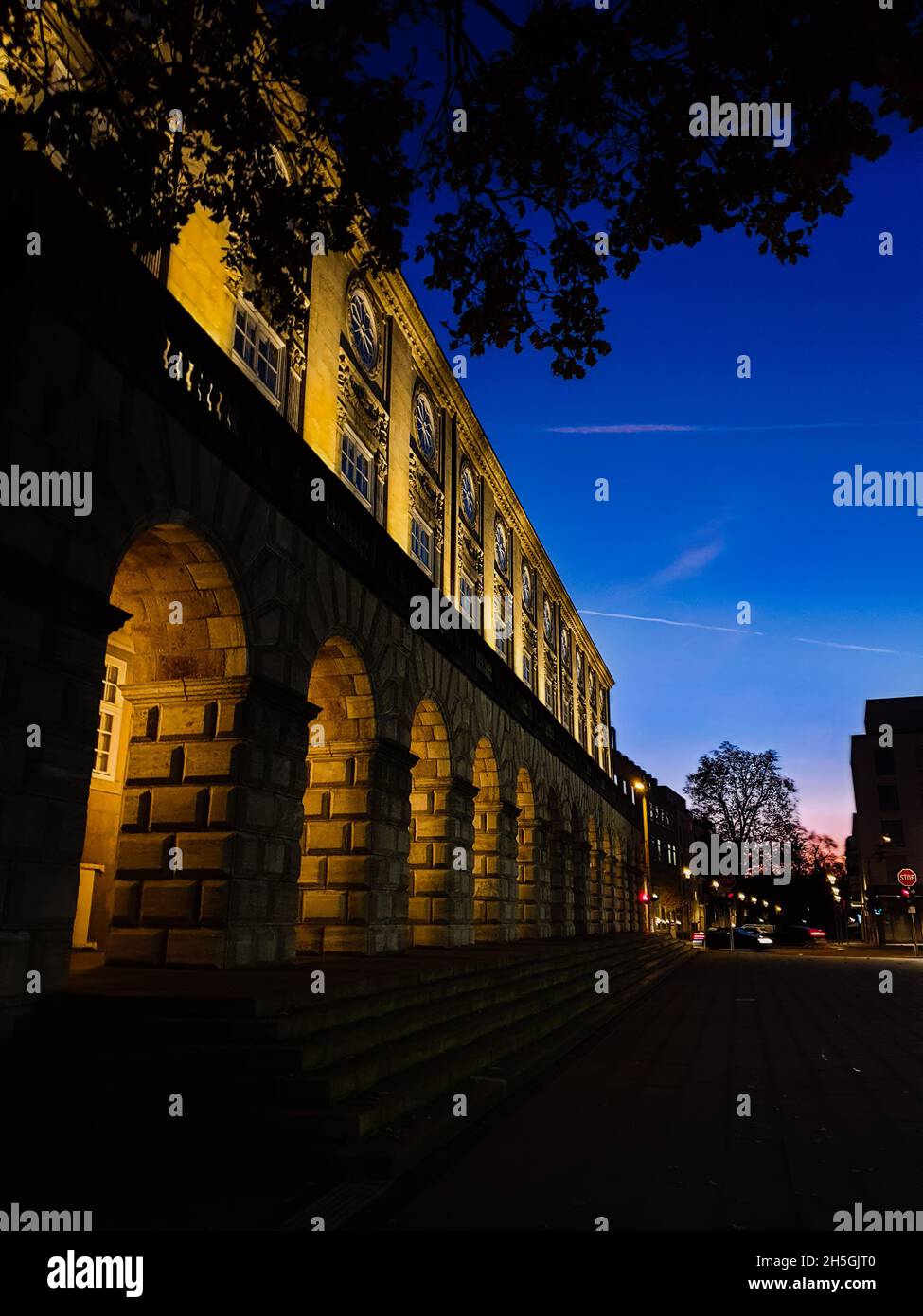 Rathaus en Mülheim an der Ruhr bei Nacht Foto de stock