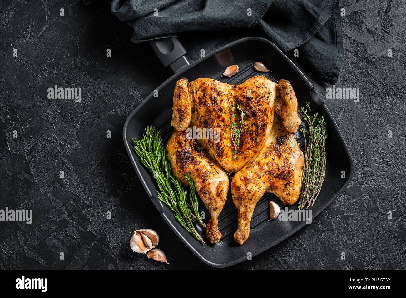 Barbacoa pollo entero asado a la barbacoa en la parrilla. Fondo negro.  Vista superior Fotografía de stock - Alamy