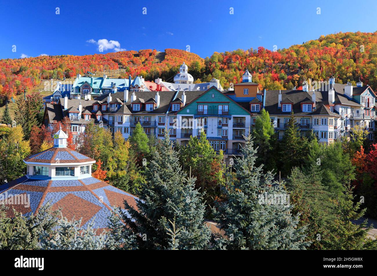 Vista aérea panorámica del resort Mont Tremblant con hojas de color de otoño, Quebec, Canadá Foto de stock