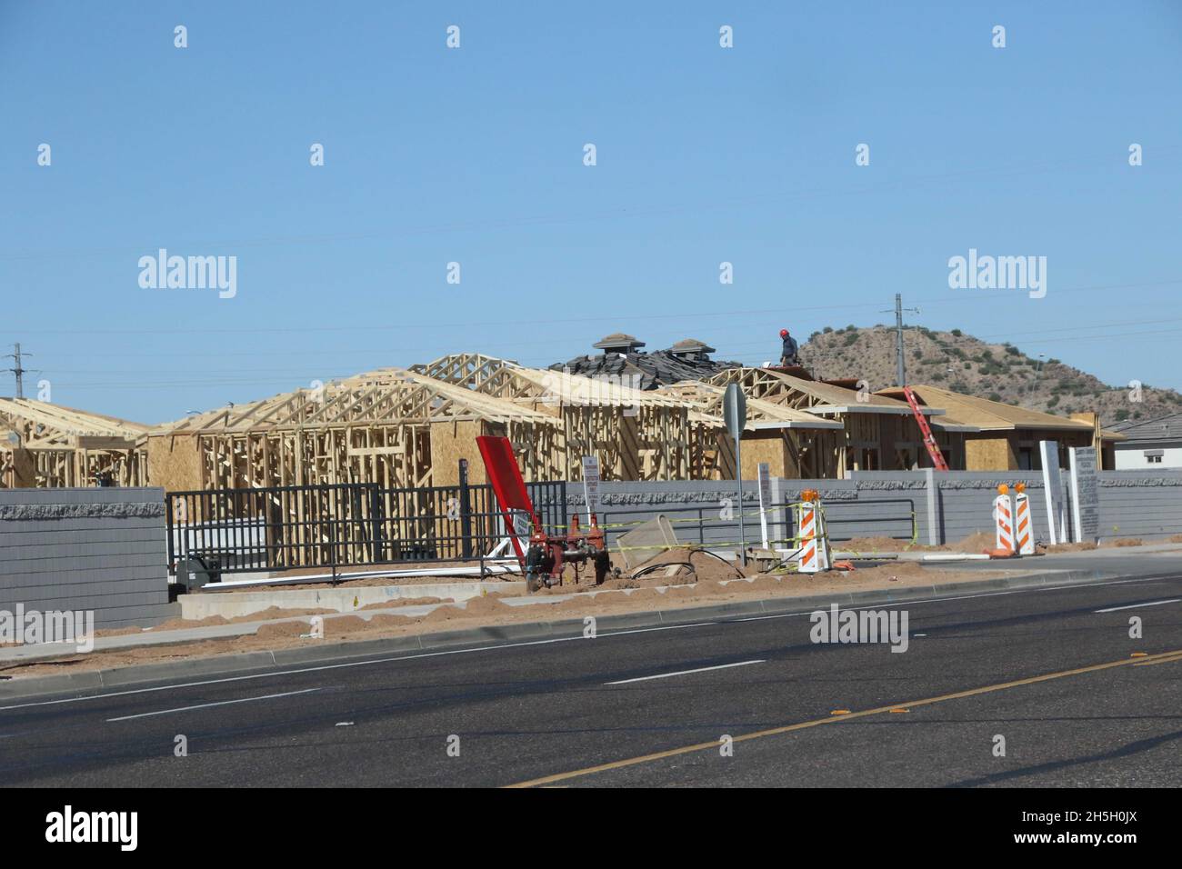 La construcción de nuevas viviendas está en marcha a lo largo de una vía  principal en East Mesa, Arizona, EE.UU. El 8 de noviembre de 2021. El área  metropolitana de Phoenix se