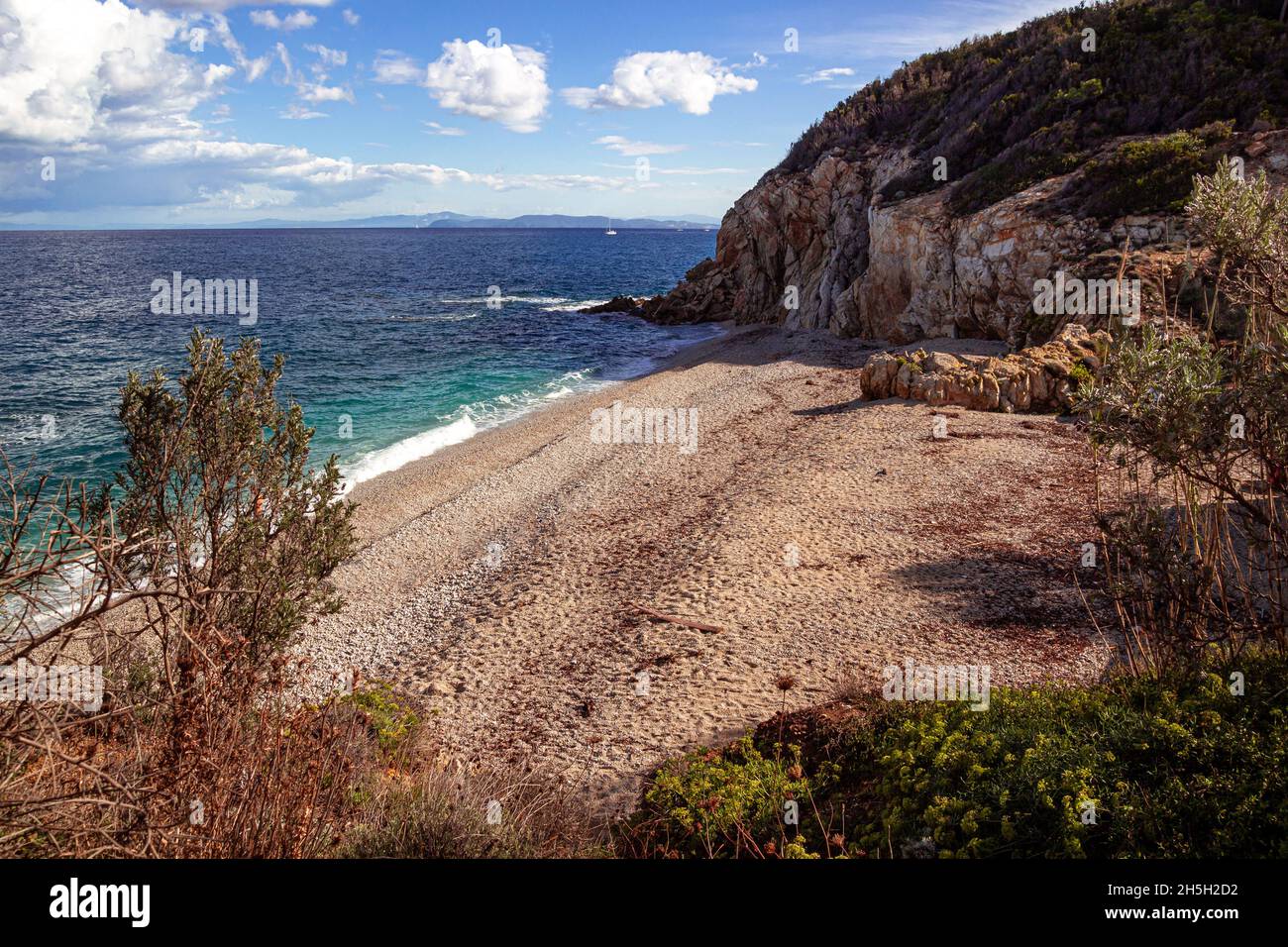 Playa La Sorgente (Acquavivetta) por la mañana, situada cerca de Portoferraio, Isola D' Elba (Isla de Elba), Italia Foto de stock