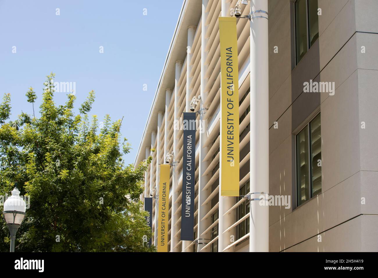 Merced, California, EE.UU. - 15 de julio de 2021: La luz del sol brilla en un edificio de UC Merced en el centro de Merced. Foto de stock