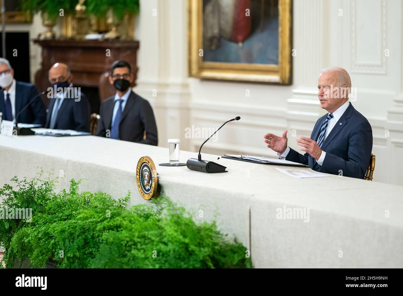 El presidente Joe Biden participa en una reunión sobre ciberseguridad, el miércoles 25 de agosto de 2021, en la sala Este de la Casa Blanca. (Foto oficial de la Casa Blanca de Adam Schultz) Foto de stock