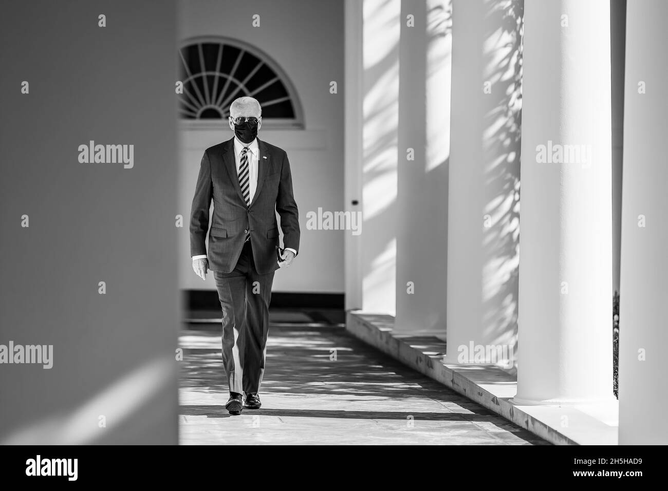El presidente Joe Biden camina a lo largo de la columnata de la Casa Blanca, el miércoles 25 de agosto de 2021, a la Oficina Oval. (Foto oficial de la Casa Blanca de Adam Schultz) Foto de stock