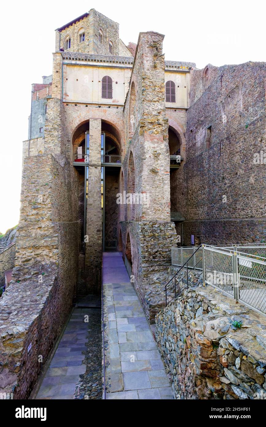 Espectacular monasterio San Michele Monasterio di Torino (Sacra Di San Michele), Sant'Ambrogio di Torino, Piamonte, Italia. Un famoso monasterio de Leyenda A. Foto de stock