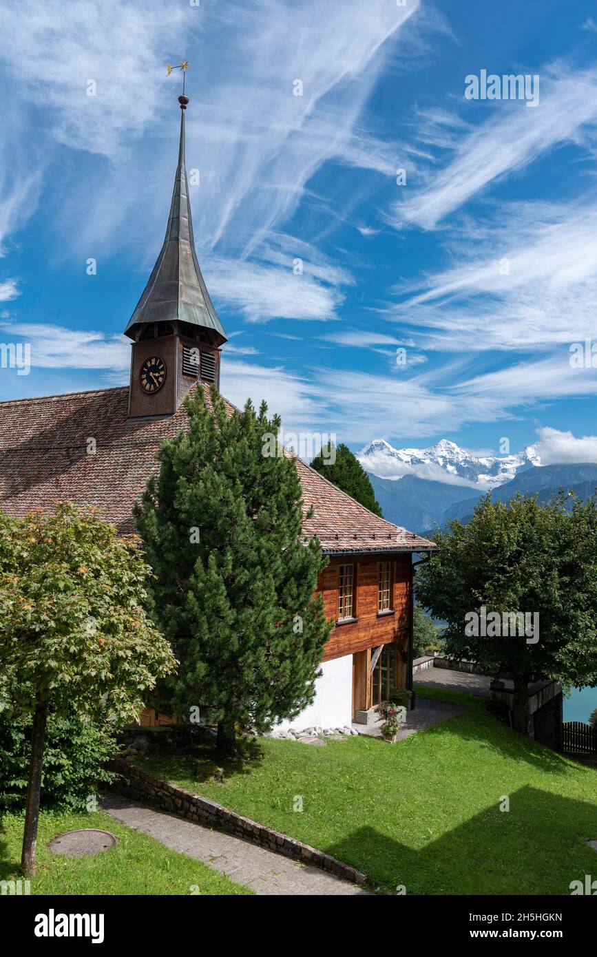 Iglesia protestante, en el fondo el Bernese triunfó con Eiger, Moench y Jungfrau, Beatenberg, Bernese Oberland, Suiza Foto de stock