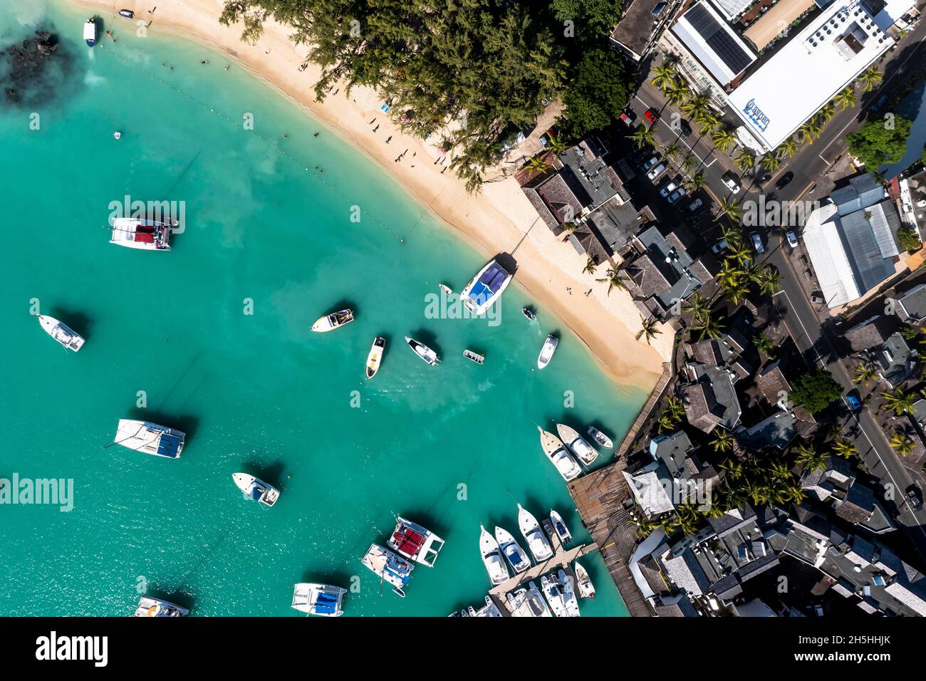 Vista aérea, playas con hoteles de lujo con deportes acuáticos y barcos en Grand Baie, Pamplemousses región, Mauricio Foto de stock