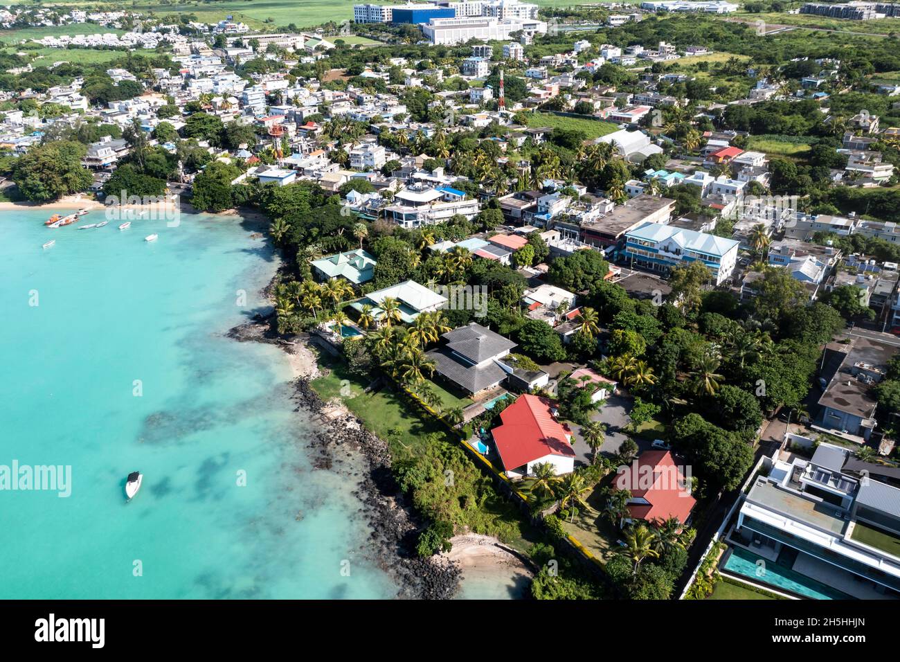 Vista aérea, playas con hoteles de lujo con deportes acuáticos y barcos en Grand Baie, Pamplemousses región, Mauricio Foto de stock