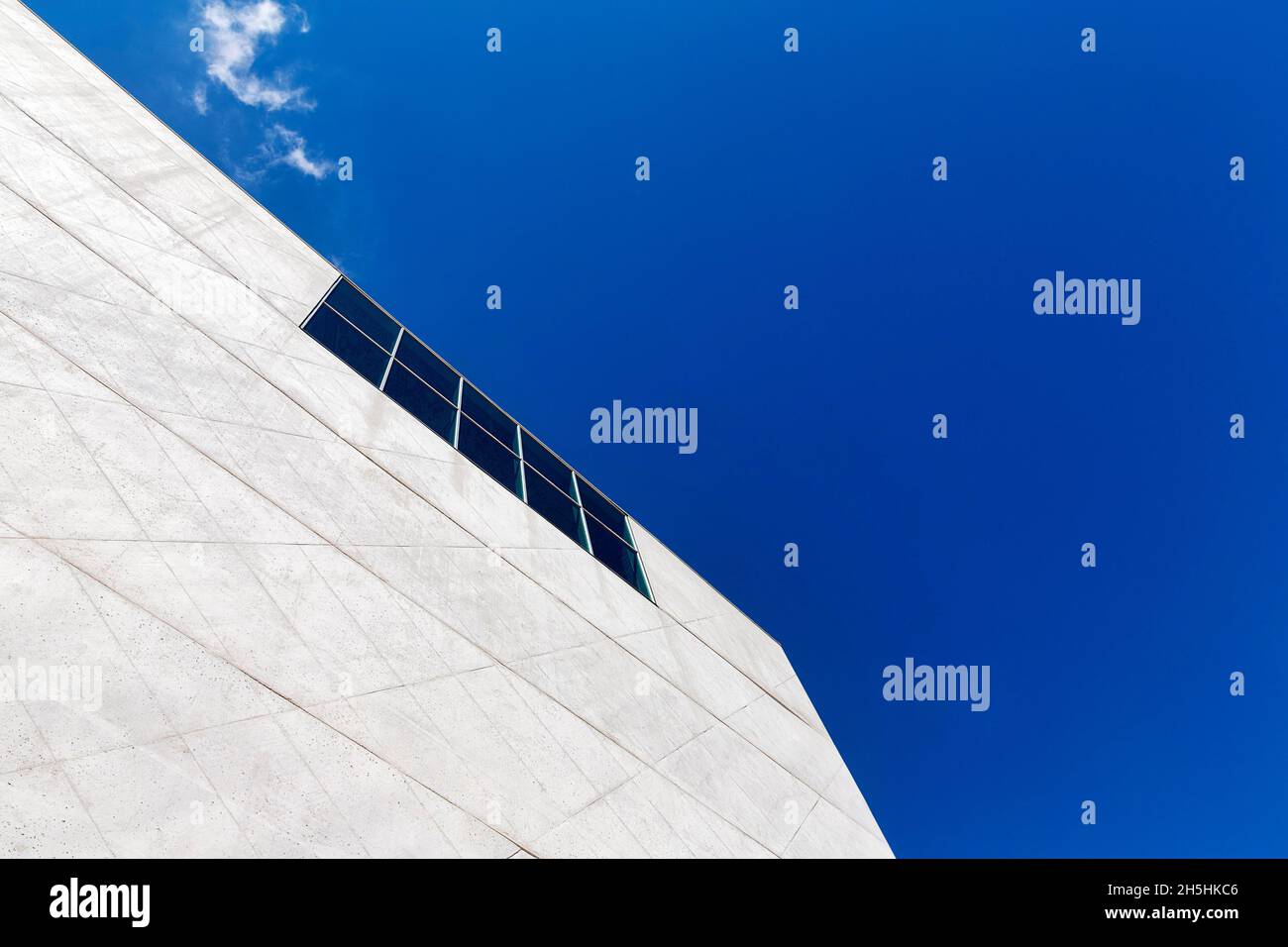 Fachada contra el cielo azul, sala de conciertos Casa da Musica