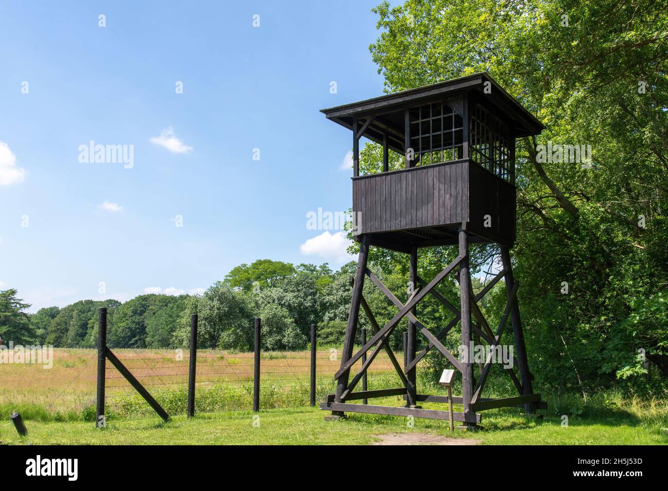 Westerbork, Países Bajos-Julio de 2021; Vista de una de las torres de guardia en el monumento de Transit Camp Westerbork y cerco de alambre de púas, ahora monumento Foto de stock