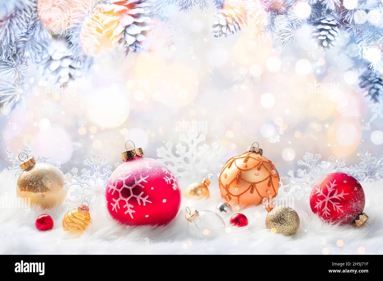 Bolas de Navidad en Blanco - Ornaments en Abstract Defocused Background Foto de stock