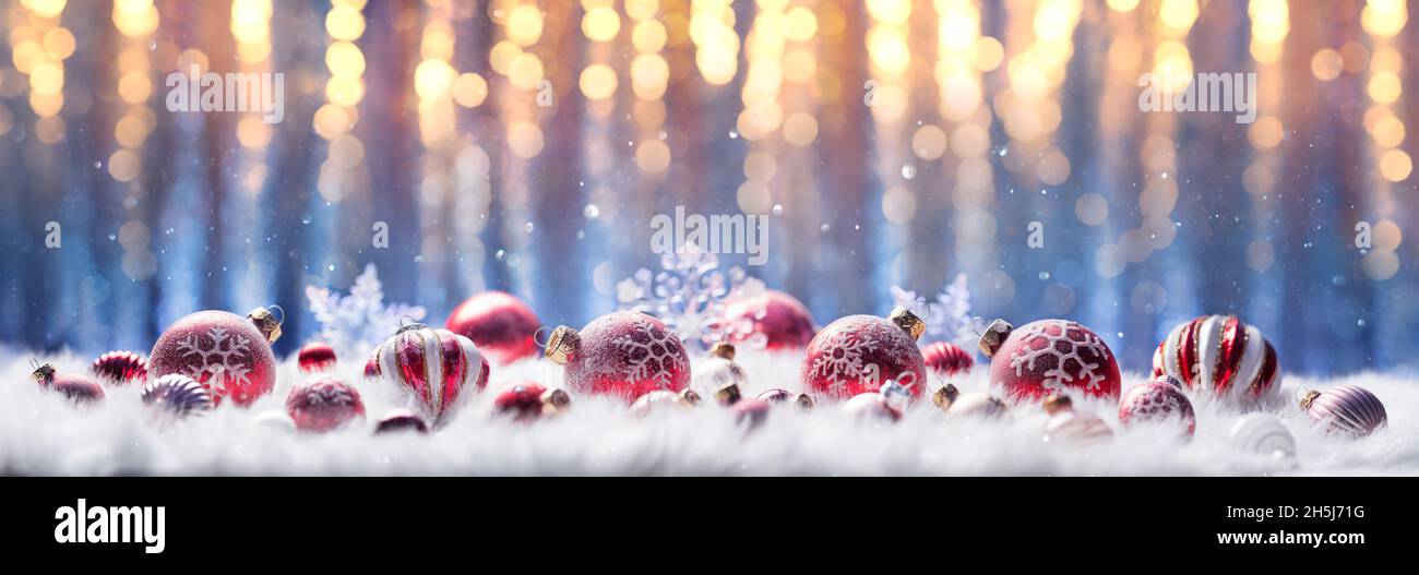 Bolas de Navidad en blanco con luces azules y doradas - Tarjeta abstracta desfocada Foto de stock