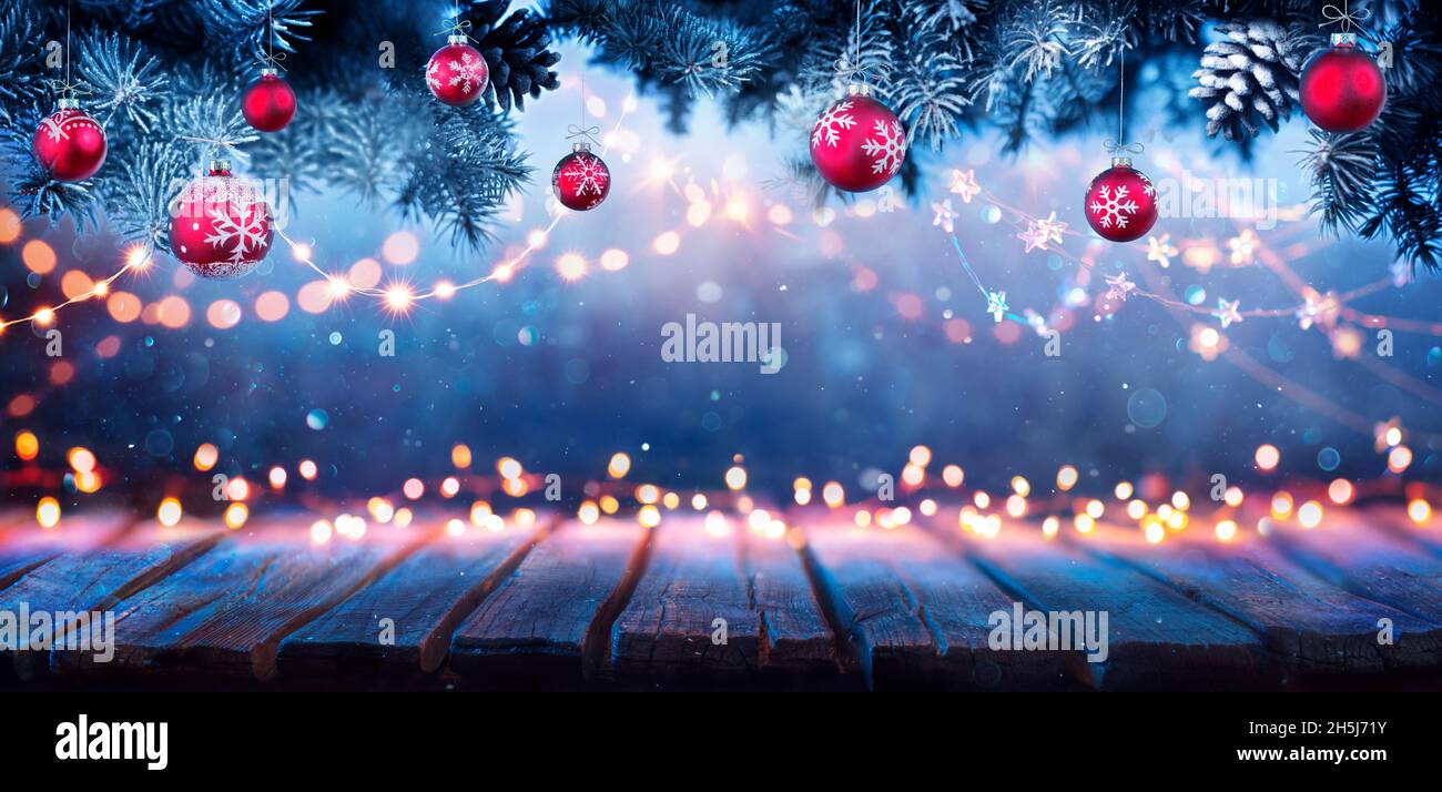 Mesa de Navidad - Luces y ornamentos con ramas de abeto en la noche - Abstract Defocused Elements Foto de stock