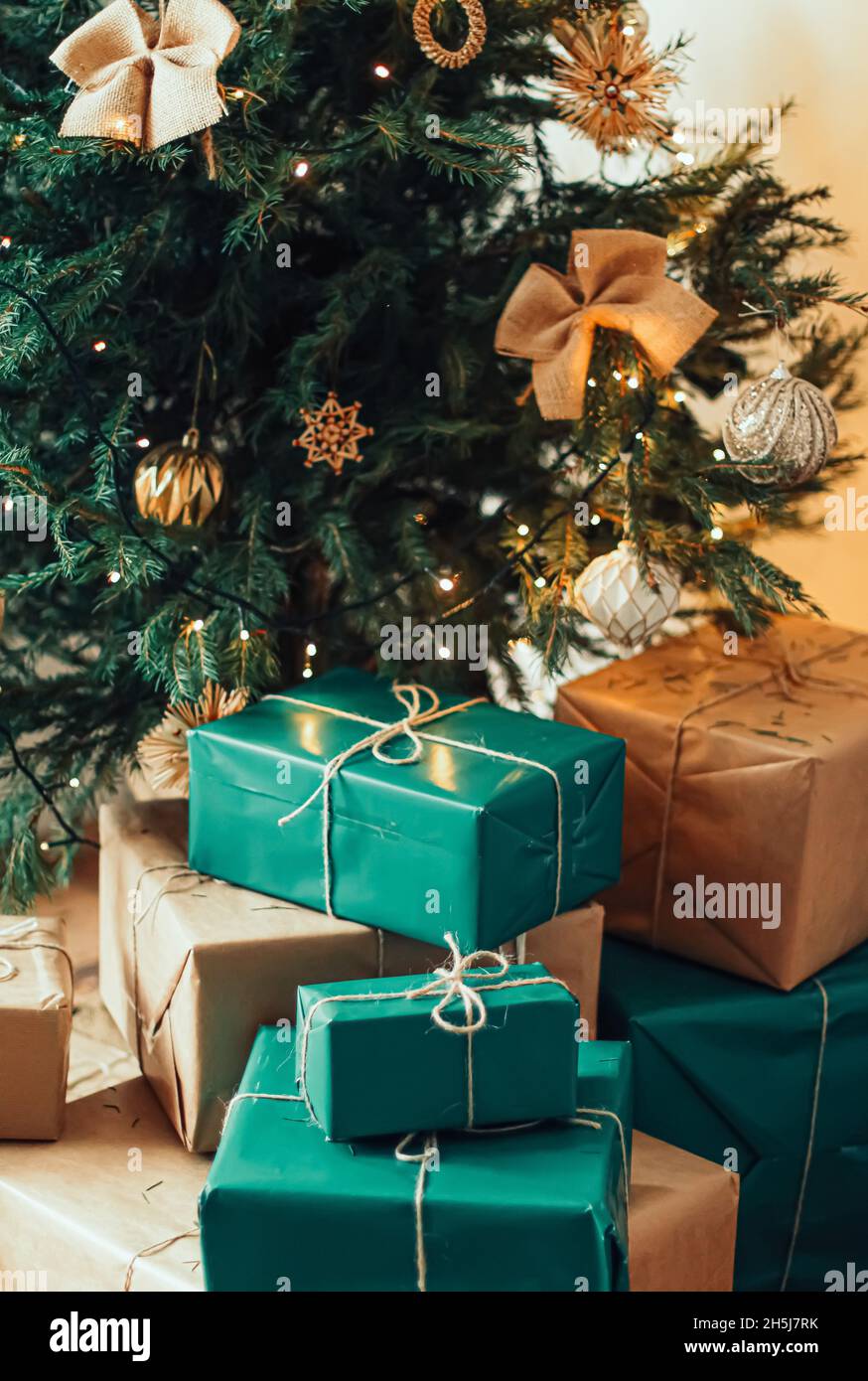 Concepto de entrega de Navidad y regalos sostenibles. Cajas de regalo de  color azul verde envueltas en un embalaje ecológico con papel reciclado  debajo de la decoración Fotografía de stock - Alamy