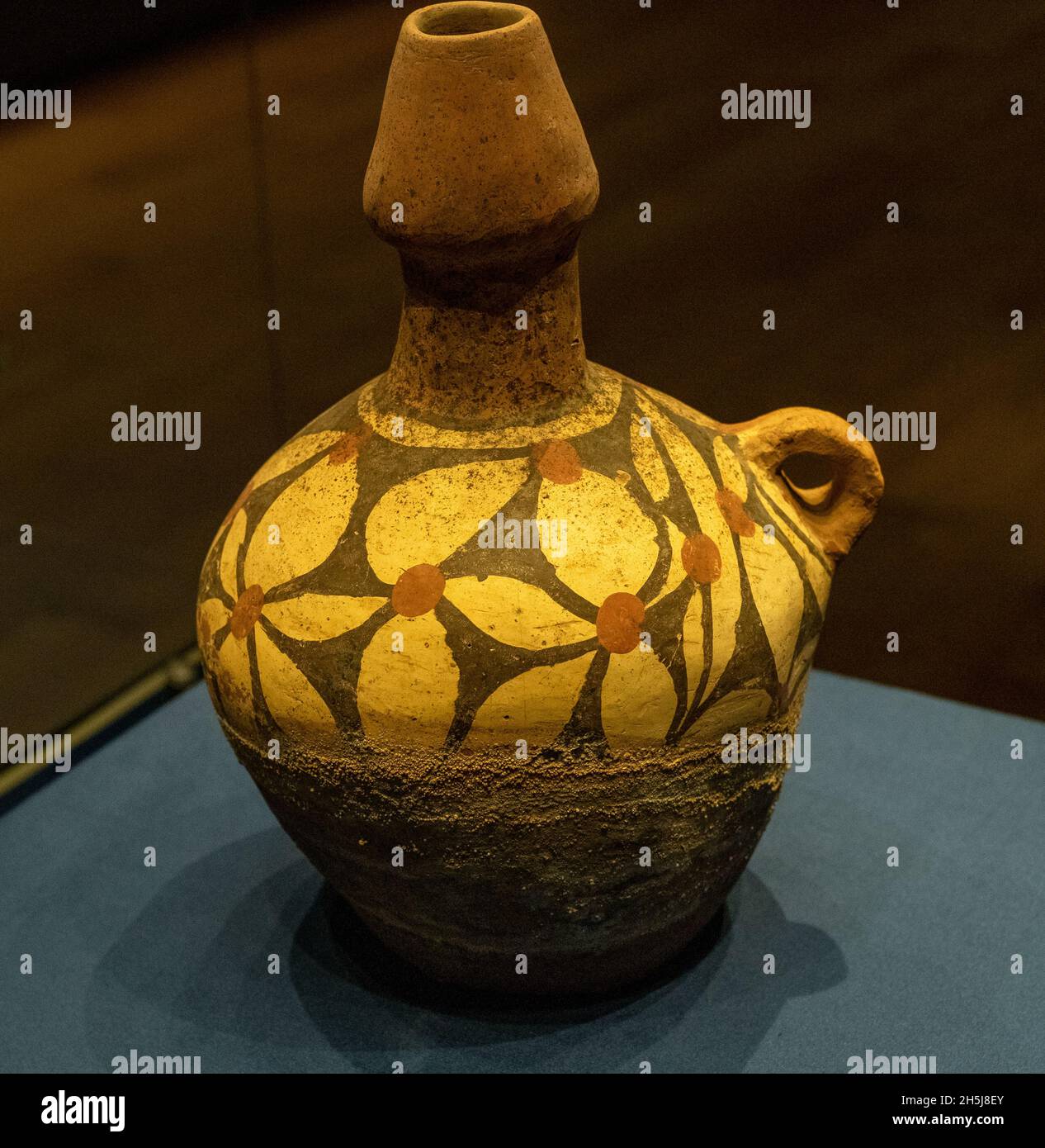 Vasija de cerámica pintada con asa única. Cultura Xiyin / Cultura Miaodigou, hace unos 5300-5800 años. Foto de stock