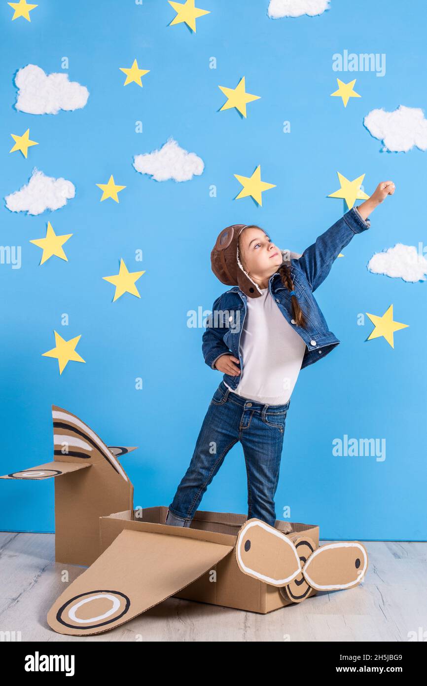 Un niño con casco de astronauta de cartón sostiene el planeta tierra  Fotografía de stock - Alamy